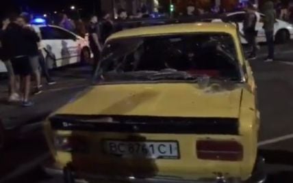 В Ровно дрифтер наехал на полицейского, неизвестные в балаклавах разбили машины участников гонок