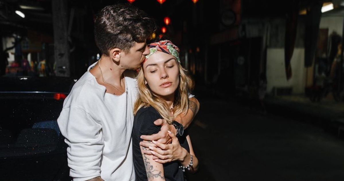 Чуттєва MamaRika топлес показала пестощі з чоловіком у ліжку