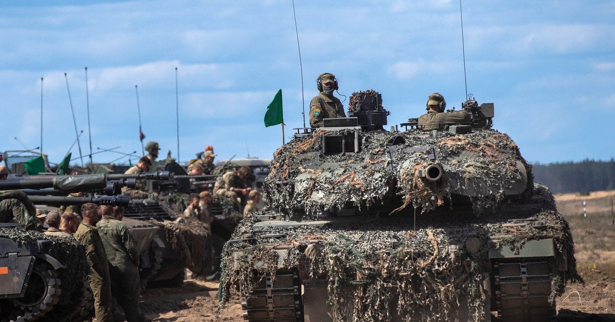 Німецькі військові на танках Leopard 2A6