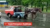 Странная подвода: очевидцы засняли, как лошадь вместо телеги тянет половину "москвича"