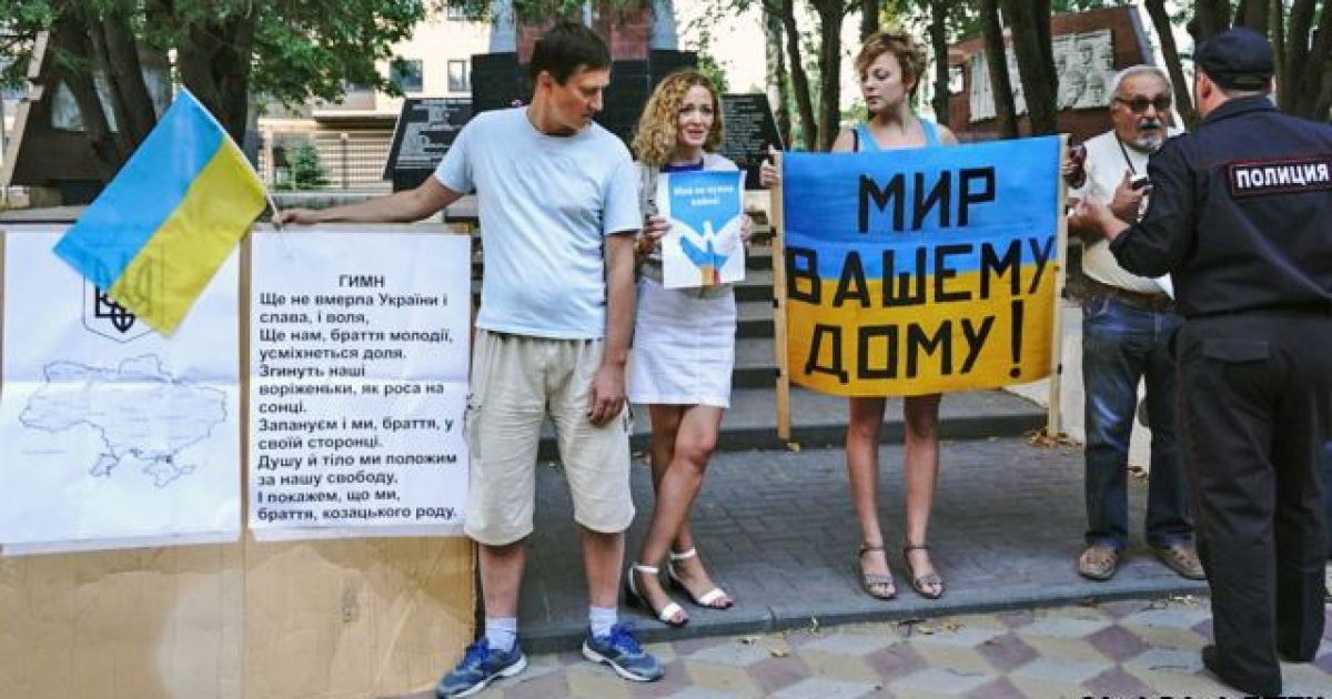 Агрессивные жители Ростова напали на проукраинских активистов.