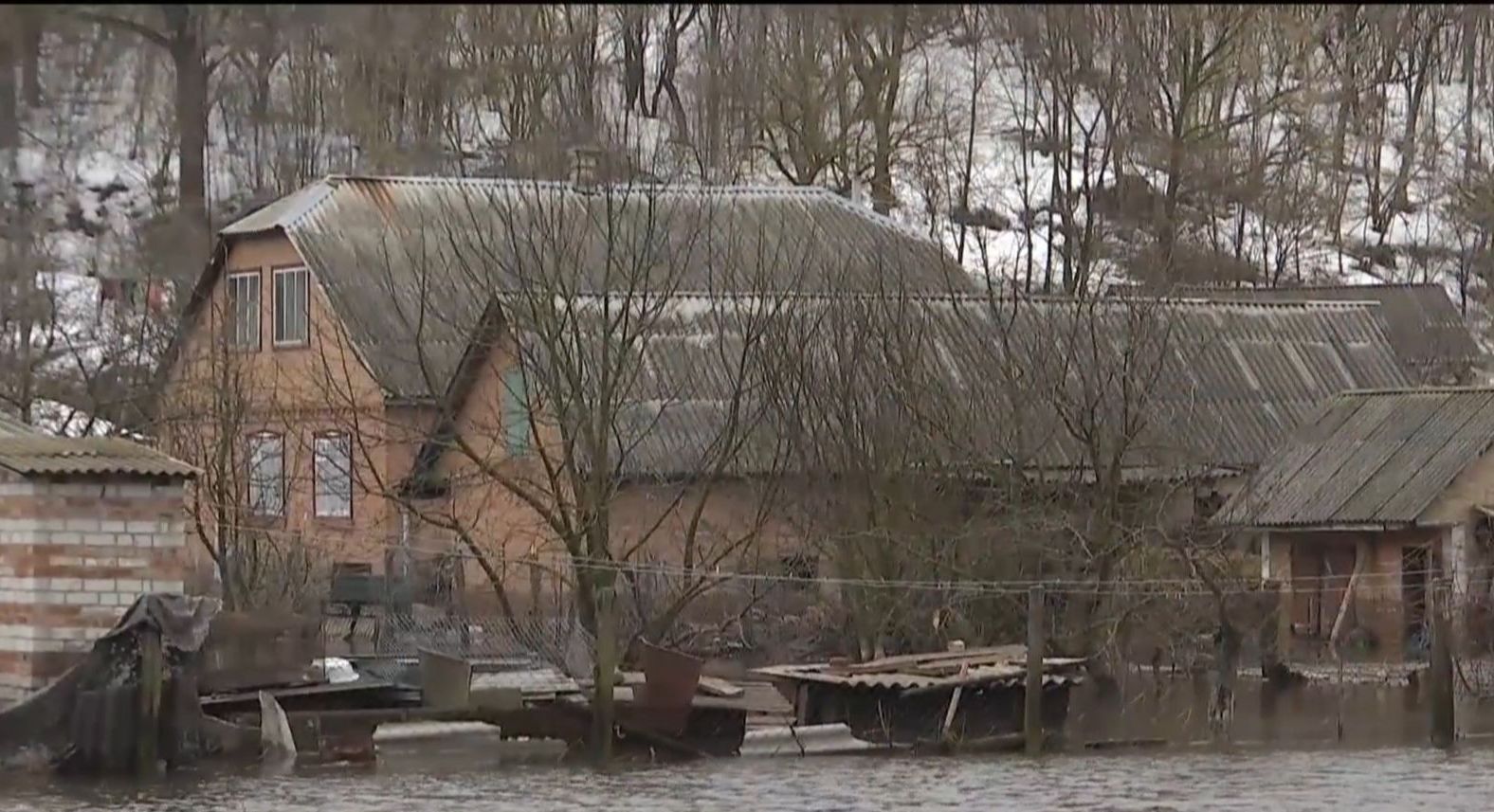 После оттепели несколько городов Украины страдают от паводков