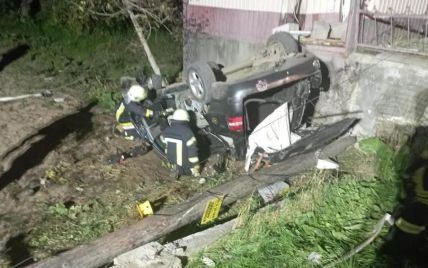 Во Львовской области 18-летний водитель въехал в ограждение: последствия трагические