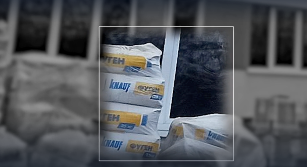 Мішок з будматеріалом німецької компанії Knauf у Маріуполі / Скриншот з відео