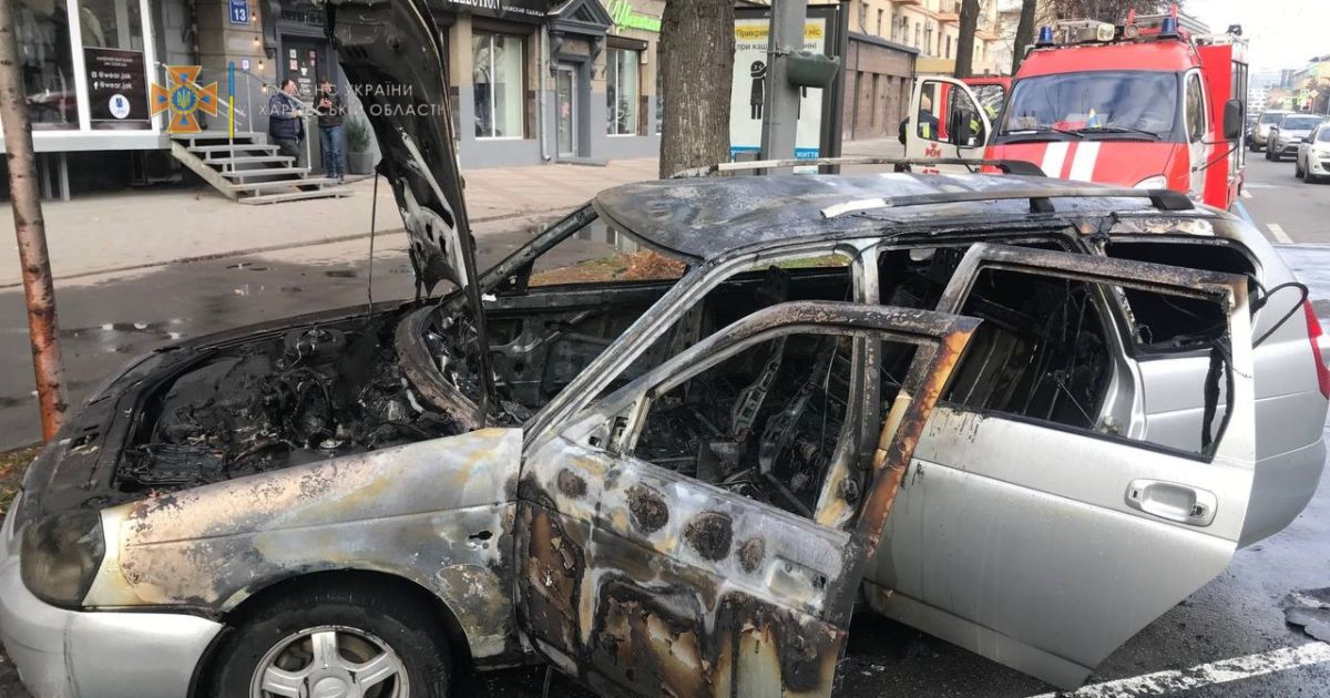 В Харькове на остановке взорвался и сгорел легковой автомобиль (видео)