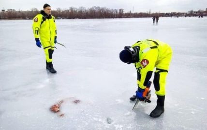 В Киеве спасателям пришлось вырезать утонувшего человека изо льда