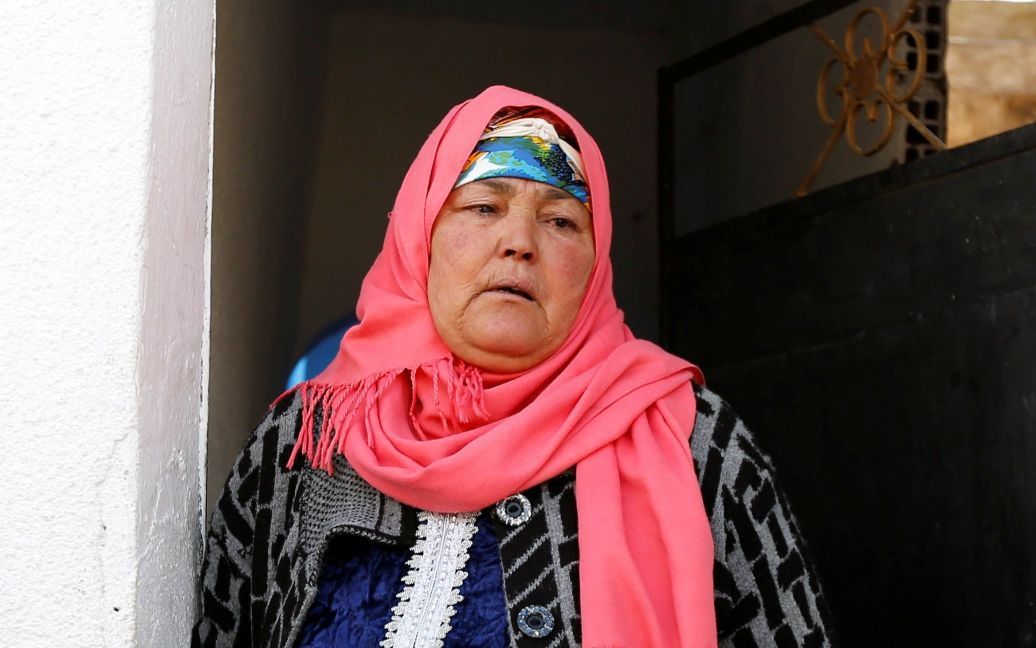 Мать подозреваемого в нападении плачет у своего дома в Тунисе. / © Reuters