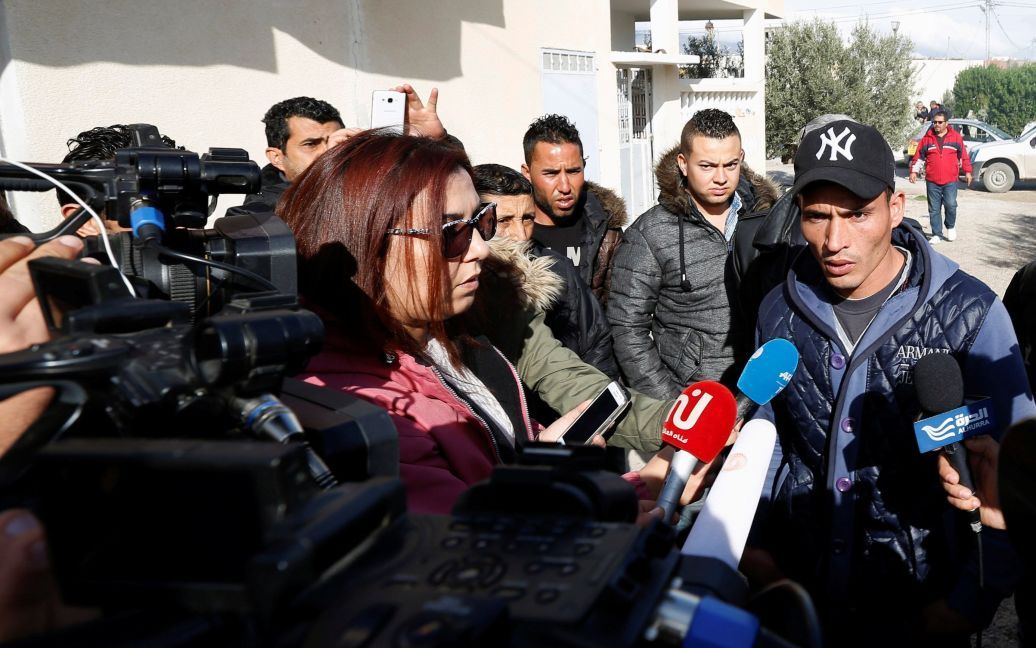 Валид Амри рассказывает журналистам о своем брате Аниса. / © Reuters
