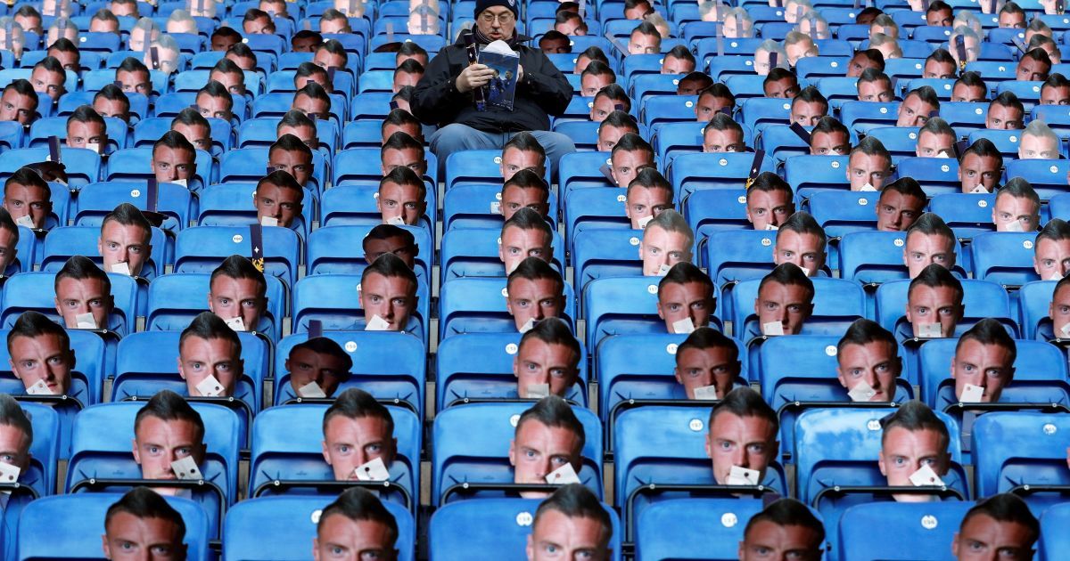 Вболівальник &ldquo;Лестер Сіті&rdquo; сидить на трибуні з фотографіями нападника цієї команди Джеймі Варді перед грою з &ldquo;Евертоном&rdquo;. / © Reuters