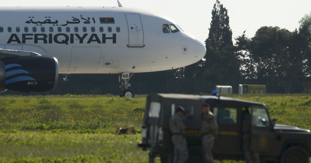 На Мальте приземлился похищенный ливийский самолет: на борту 118 человек
