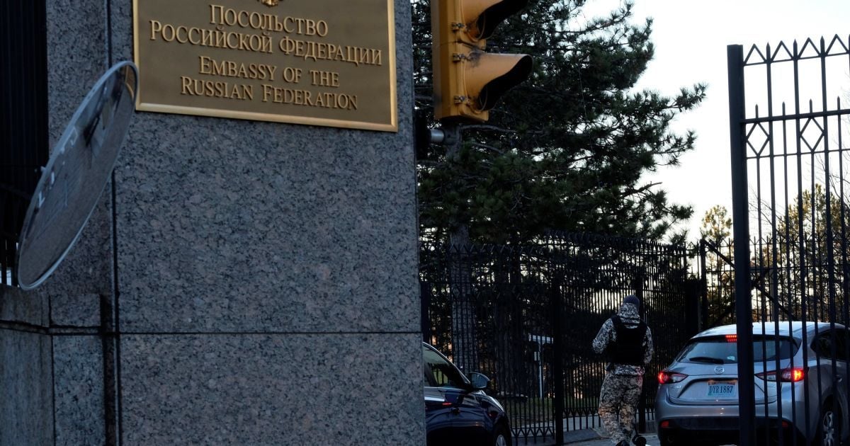 Проведут новогоднюю ночь в самолете. Выдворенным российским дипломатам не хватает билетов из США