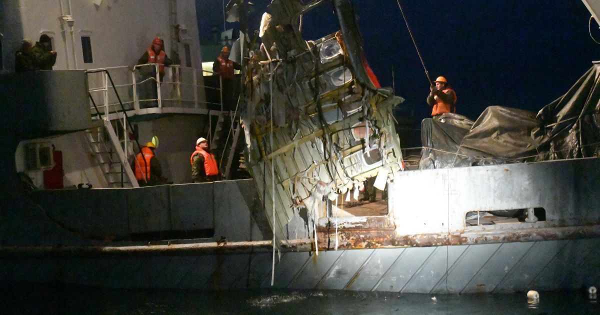Пілот російського Ту-154, що зазнав катастрофи, свідомо намагався посадити літак на воду - ЗМІ