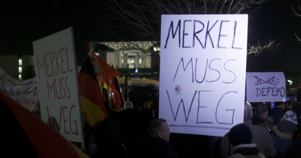 Плакат із надписом "Меркель має піти" / © Reuters