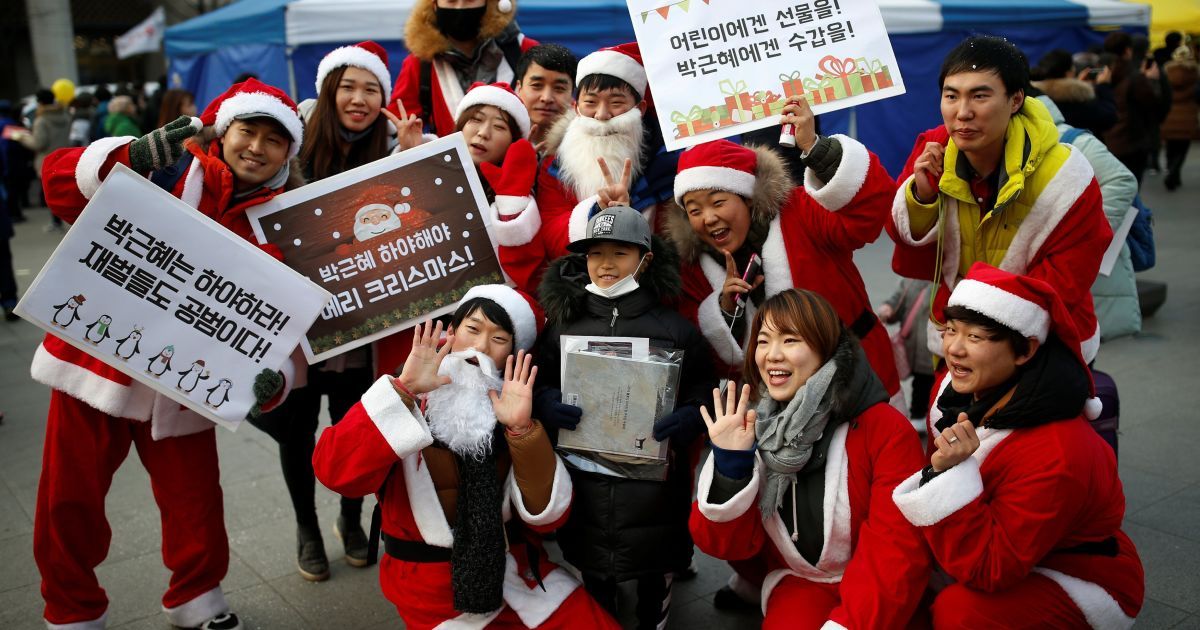 У Сеулі молодь в костюмах Санта Клаусів мітингувала за остаточне усунення президента Пак Кин Хе