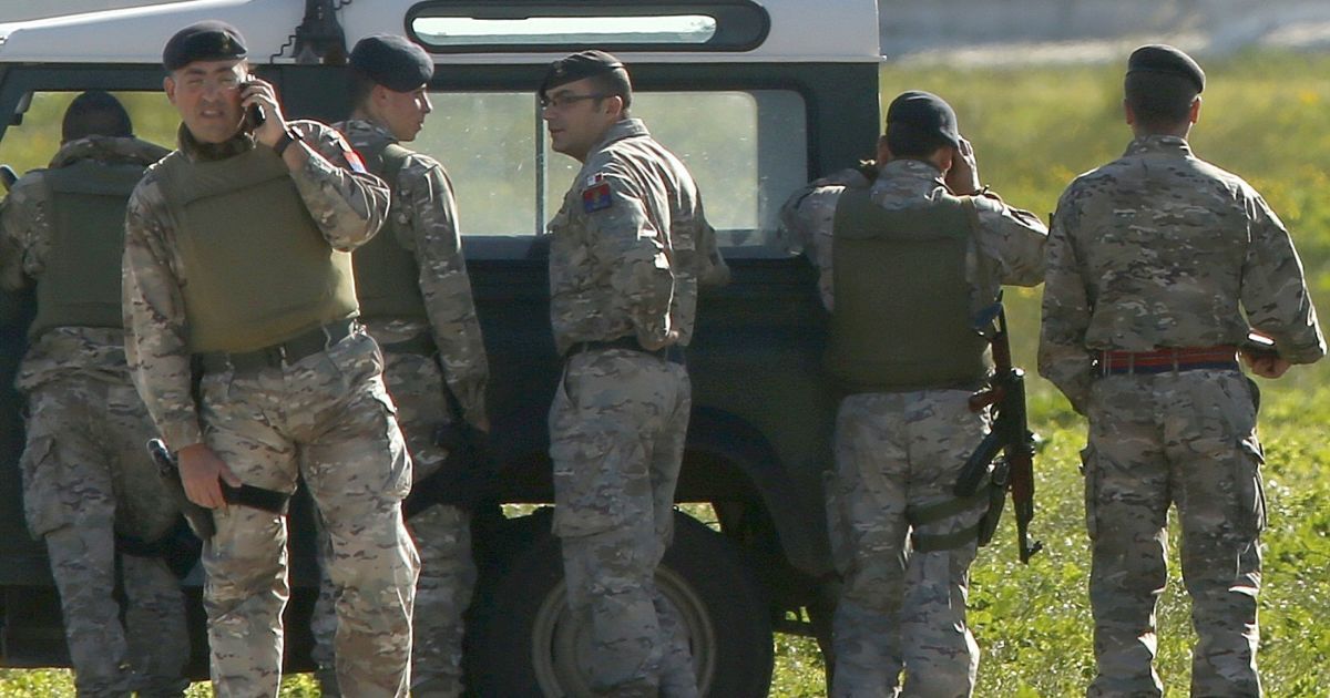Угонщик самолета на Мальте готов отпустить пассажиров