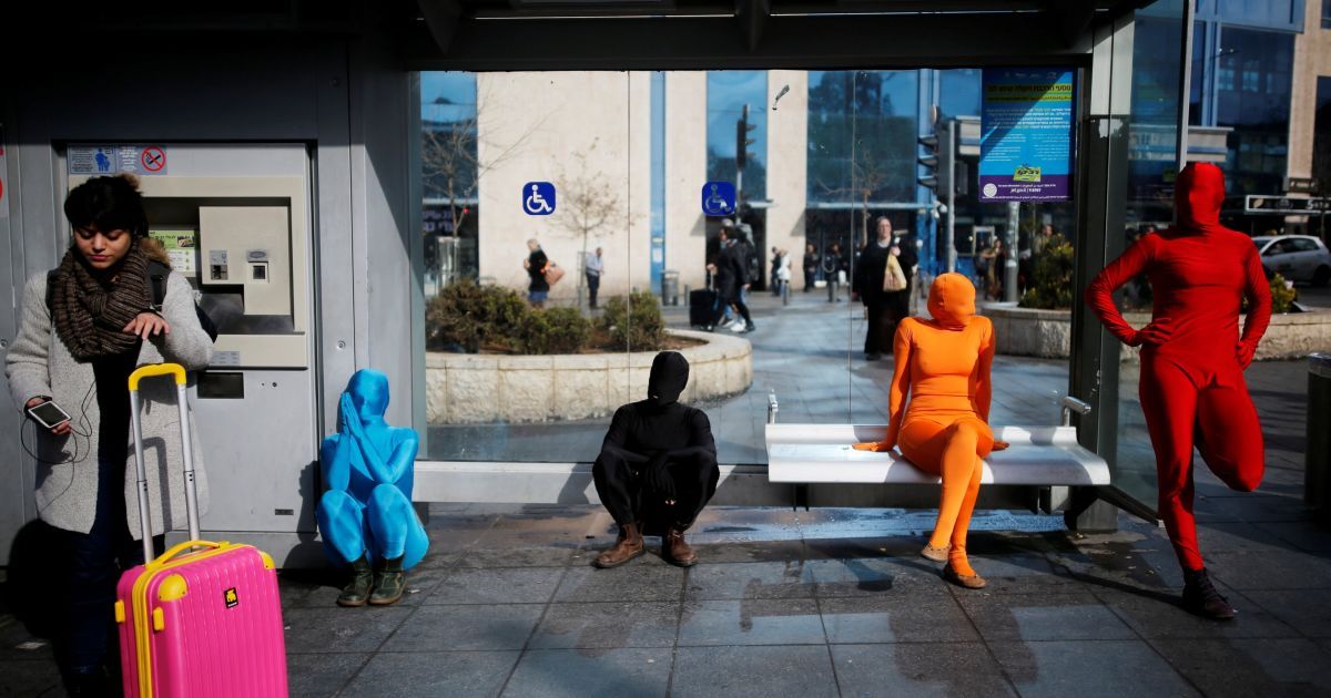 Члени ансамблю &ldquo;Призма&rdquo; одягнені к різнокольорові трико під час святкування єврейського свята Ханука в Єрусалимі. / © Reuters