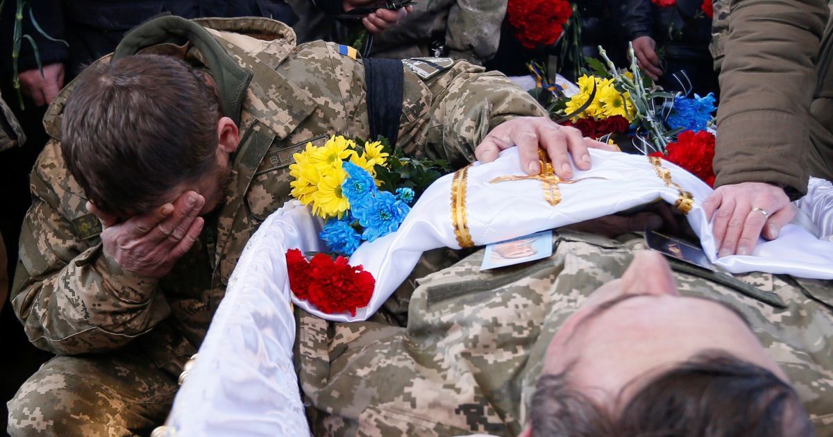 Слезы собратьев и гвоздики. В Киеве попрощались с бойцом, который погиб на Светлодарской дуге