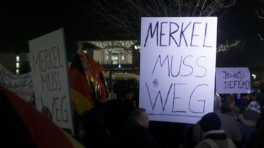 Плакат із надписом "Меркель має піти" / © Reuters