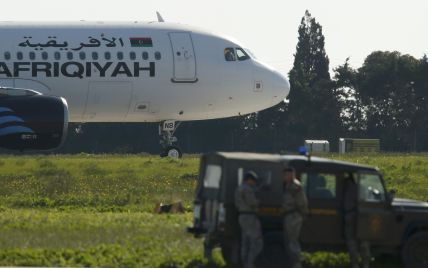 На Мальте приземлился похищенный ливийский самолет: на борту 118 человек