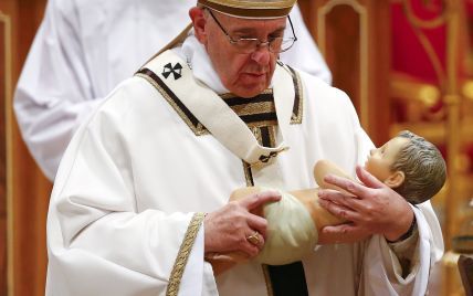 Папа Франциск закликав жінок не соромитися годувати немовлят грудьми під час церемонії в церкві