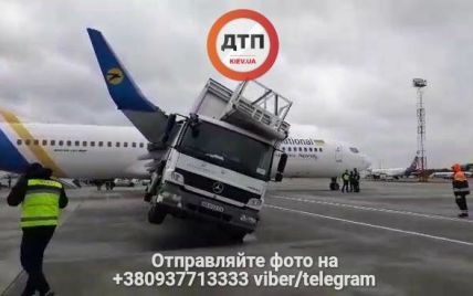 Пассажиров рейса в Харьков пересадили на другой самолет после столкновения с грузовиком в "Борисполе"