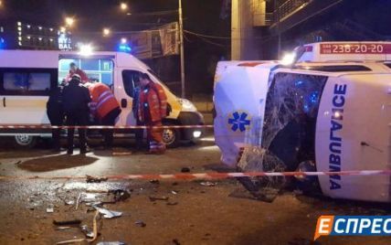 Место смертельной аварии легковушки и "скорой" в Киеве называют проклятым