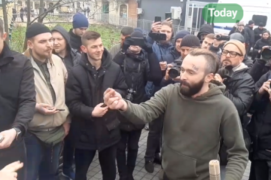 "Готовий вдарити Павла": біля Лаври зібралася група молодиків, триває суперечка (фото, відео)