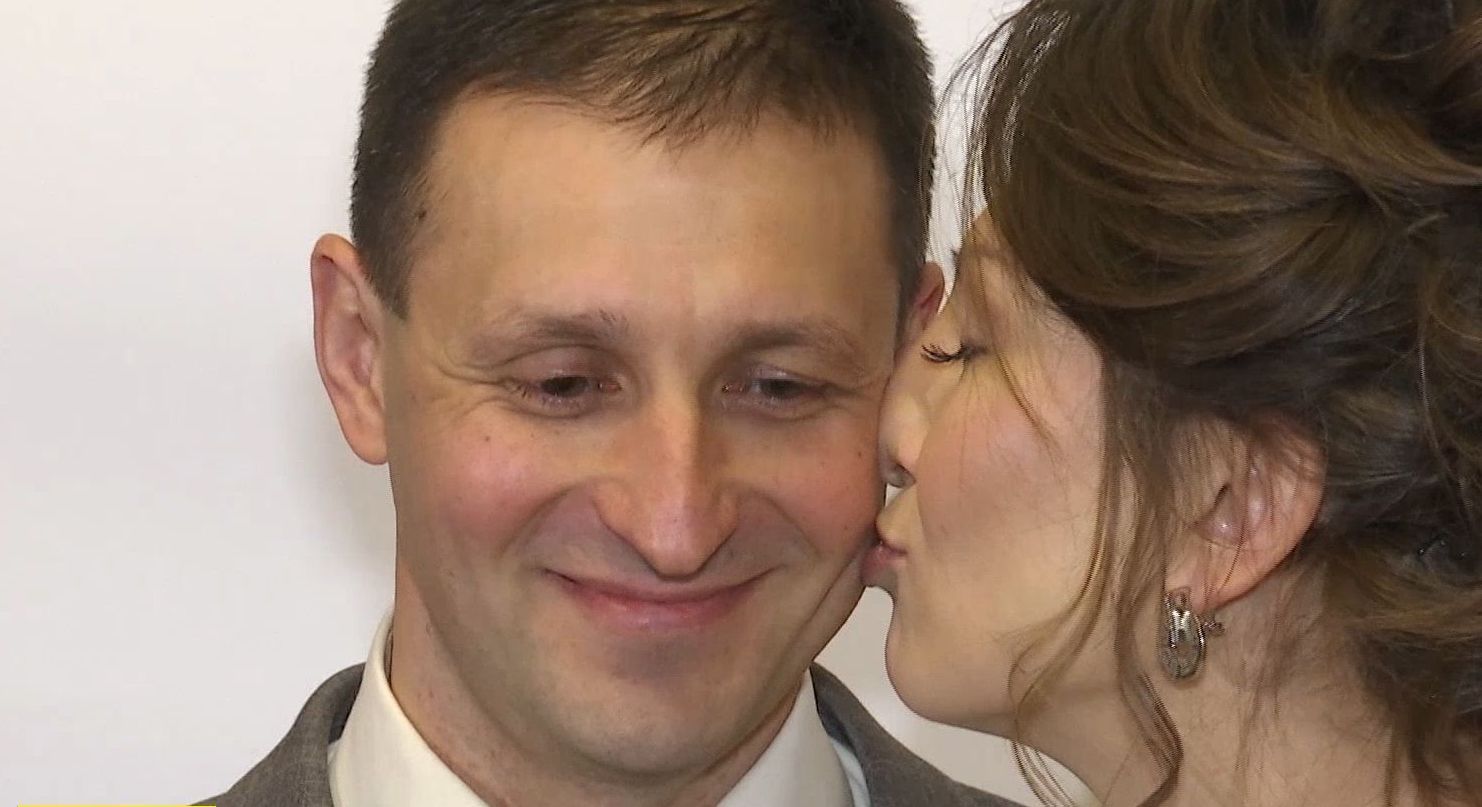 Освобожденный из плена Игорь Сапожников женился на девушке, которая ждала его более двух лет