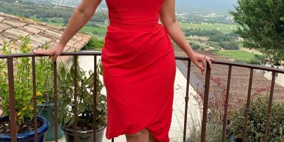 В алом корсетном платье: элегантный образ plus-size модели Эшли Грэм
