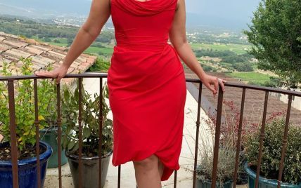 В алом корсетном платье: элегантный образ plus-size модели Эшли Грэм