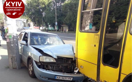 В Киеве на Виноградаре водитель Amulet припарковался в маршрутку