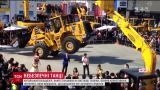 В Китае на выставке техники рядом со зрителями станцевал 17-тонный бульдозер