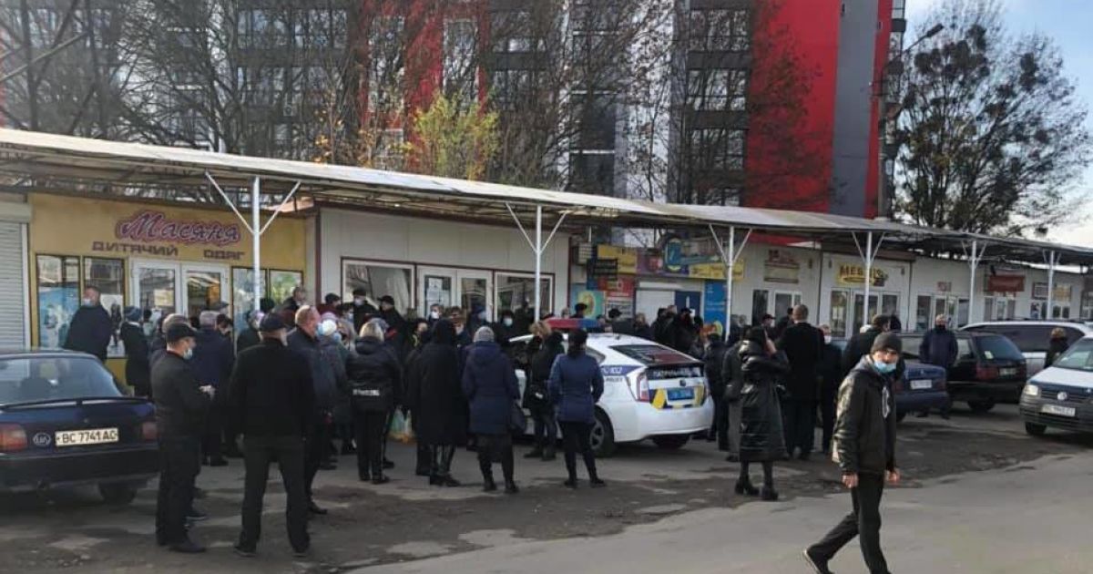 У Львові поліція заблокувала роботу щонайменше чотирьох ринків і торгового центру