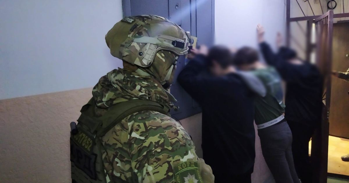 Сбывала наркотики в ночных клубах и на улице: в Одессе задержали 20-летнюю девушку