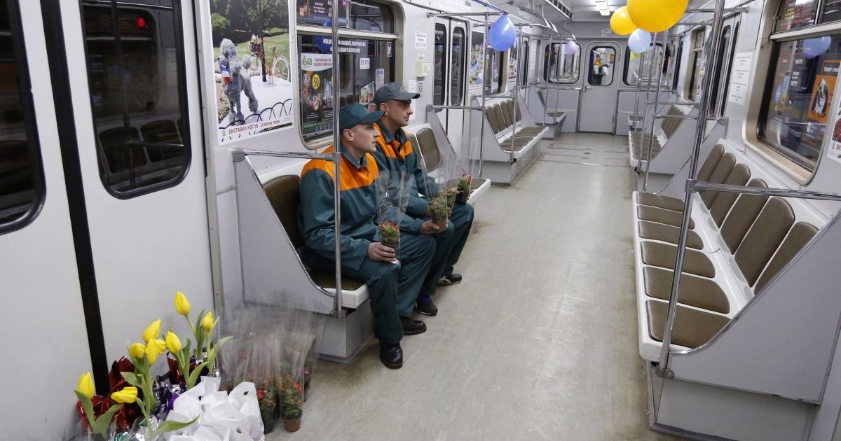квіти у метро_7 / © УНІАН