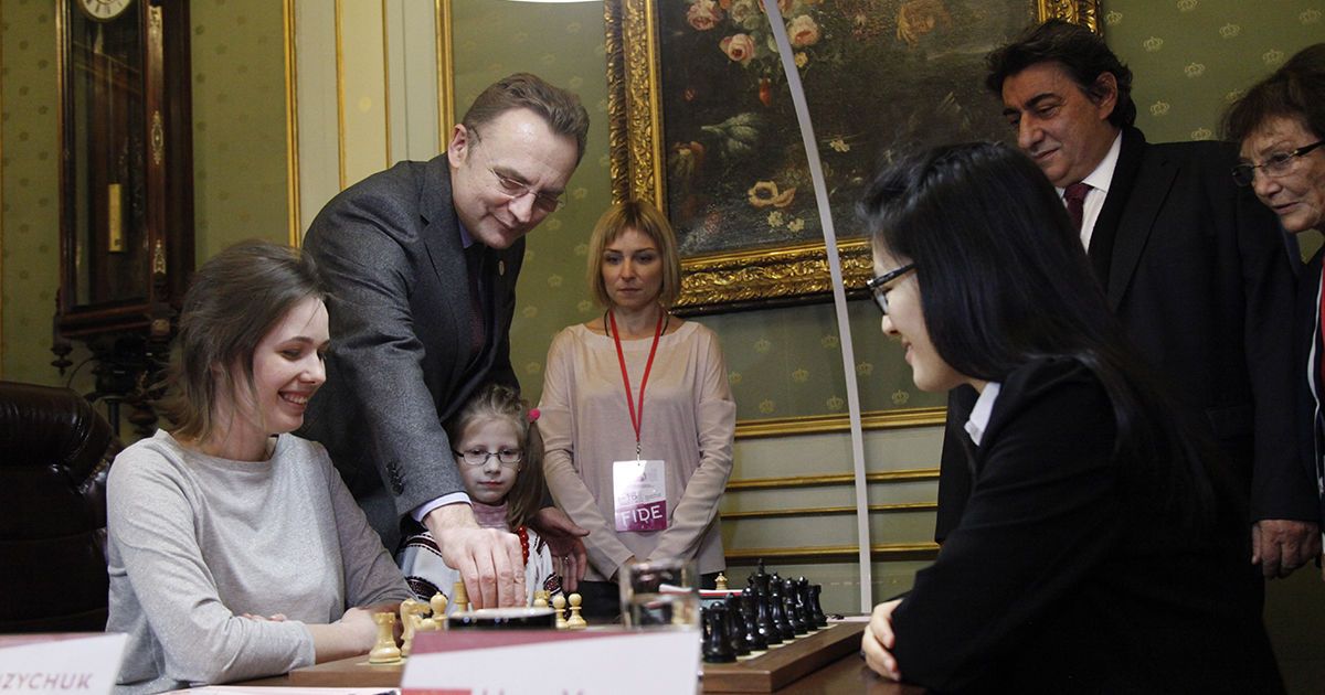 Первую партию сыграли.