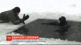 В Киеве спасатели учили, как выбраться из проруби