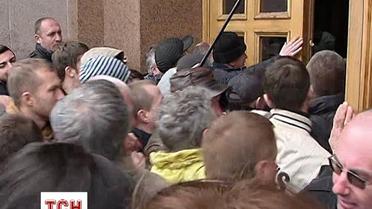 Владельцы МАФов пытались протаранить кордон правоохранителей