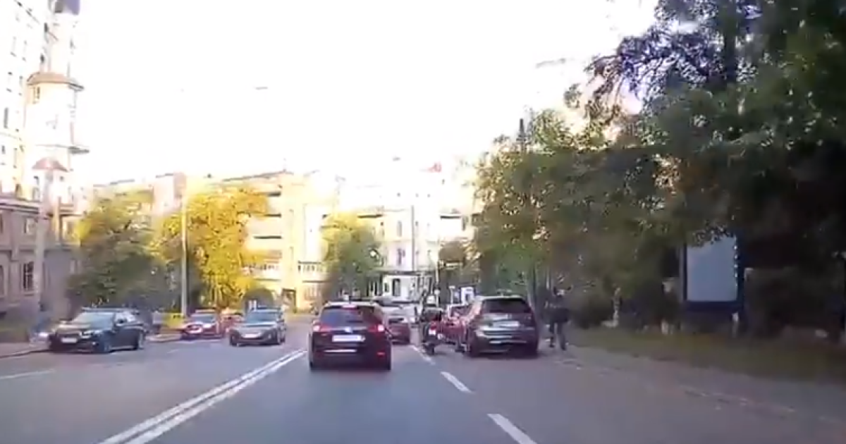 У центрі Києва пасажир у заторі невчасно відчинив дверцята авто і в них влетів мотоцикліст