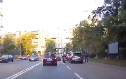 В центре Киева пассажир в пробке не вовремя открыл дверцу авто и в них влетел мотоциклист
