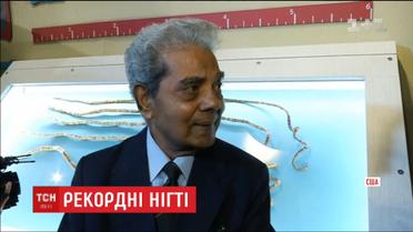 Власник двохметрових нігтів обрізав їх та передав музею дивовиж