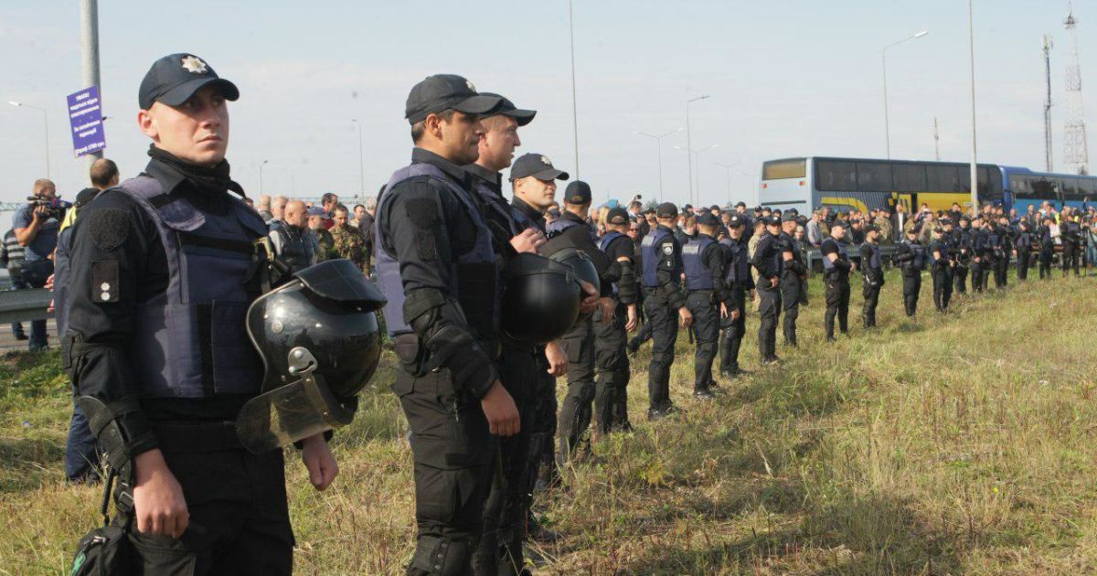 поліція і люди в камуфляжі у краковці_2 / © Facebook / Рух нових сил