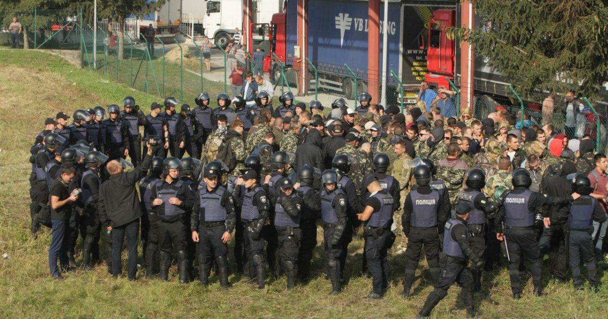 поліція і люди в камуфляжі у краковці_3 / © Facebook / Рух нових сил