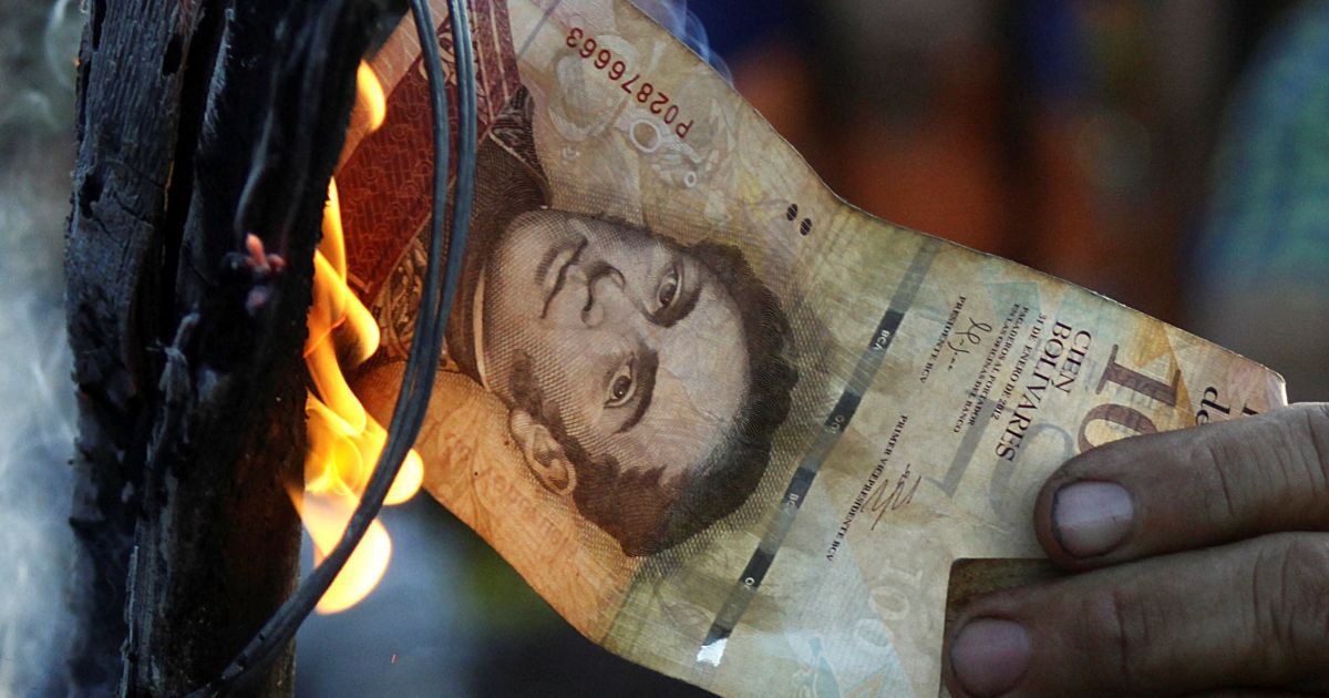 Венесуельці протестують проти рішення соціалістичної влади вивести з обігу 100 боліварів