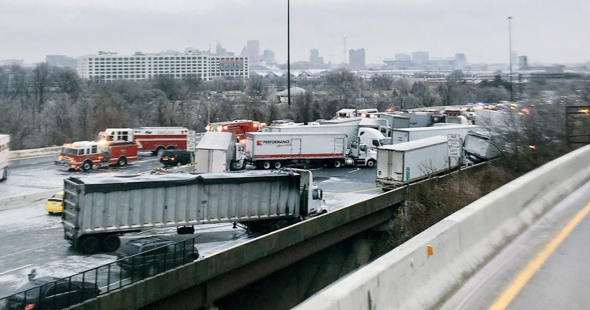 В США падение автоцистерны с моста спровоцировало масштабную аварию
