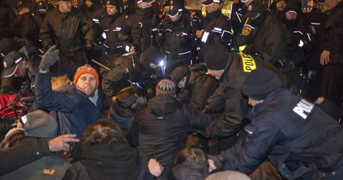 Майдан по-польски. Десятки тысяч поляков протестуют возле Сейма и президентского дворца