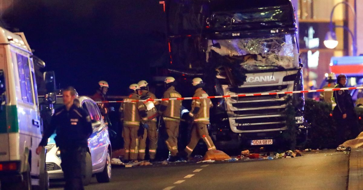 У Берліні вантажівка влетіла у натовп на різдвяному ярмарку: 9 загиблих