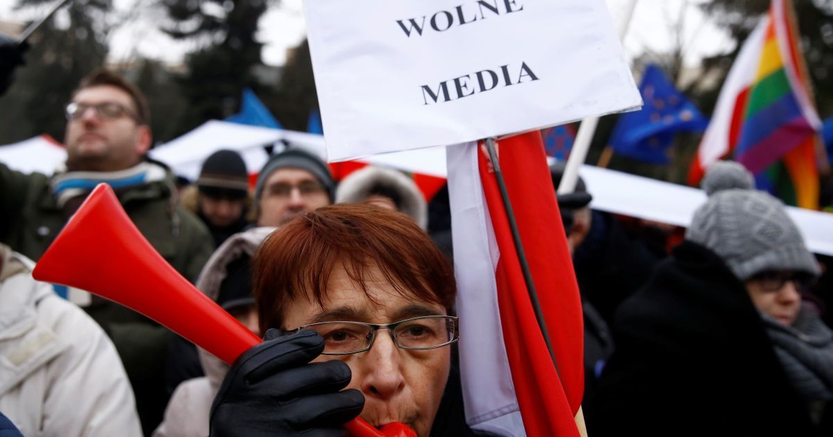 Люди зібралися біля президентського палацу та Сейму / © Reuters