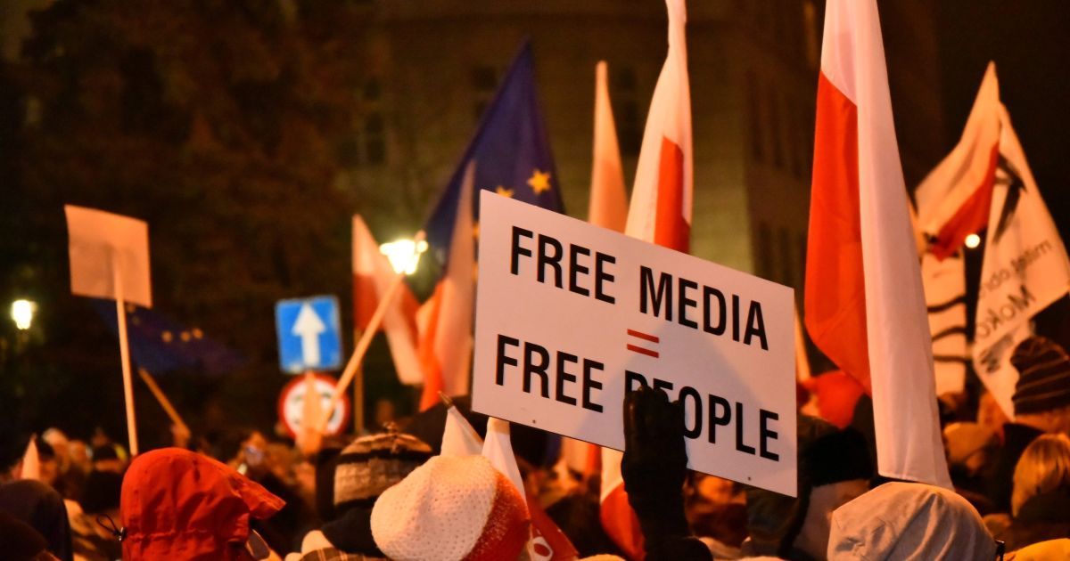 За свободные СМИ и свободу слова: в Варшаве тысячи людей протестовали против новых законов для медиа