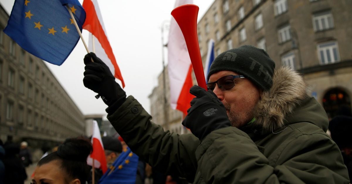 Люди зібралися біля президентського палацу та Сейму / © Reuters